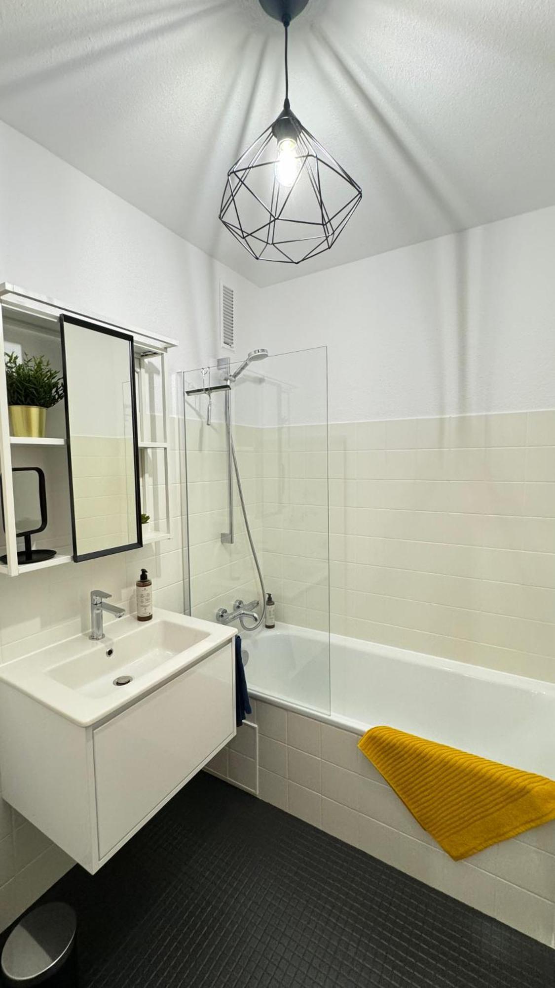 Sonniges City-Apartment Mit Suedbalkon Und Parklatz Neusass Exterior photo